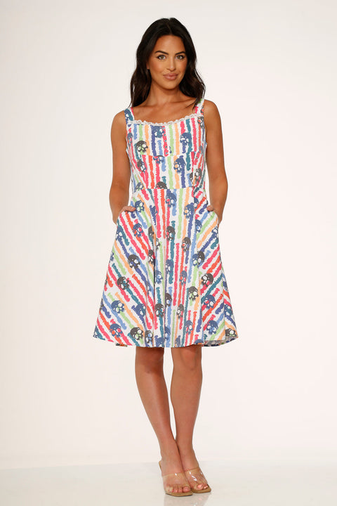 Vestido swing arcoíris con calaveras blancas