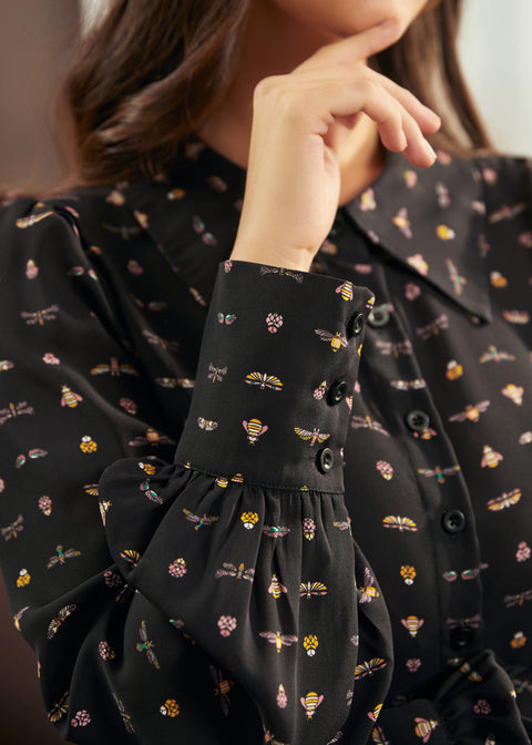 Nos vemos en el baile de los años 50. Vestido ajustado y acampanado.