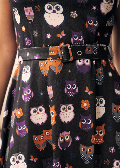 Elegancia: Un nuevo vestido de corte ajustado y falda acampanada