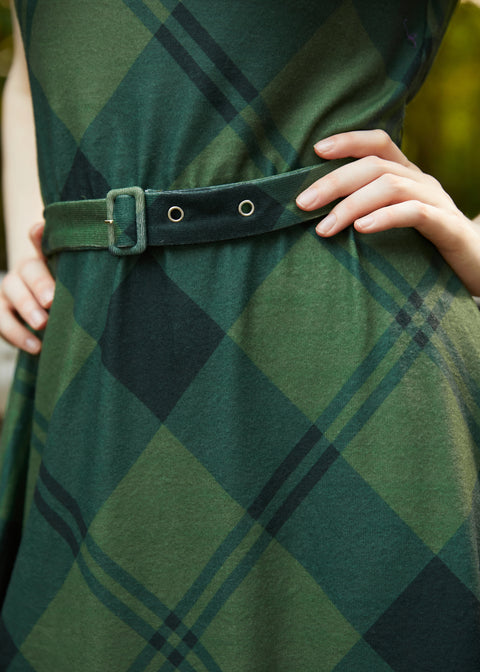 Elegancia: Un nuevo vestido de corte ajustado y falda acampanada