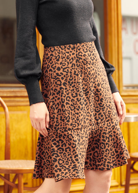 Falda con volantes y dobladillo de plumas