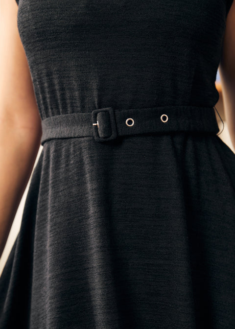 Elegancia: Un nuevo vestido de corte ajustado y falda acampanada