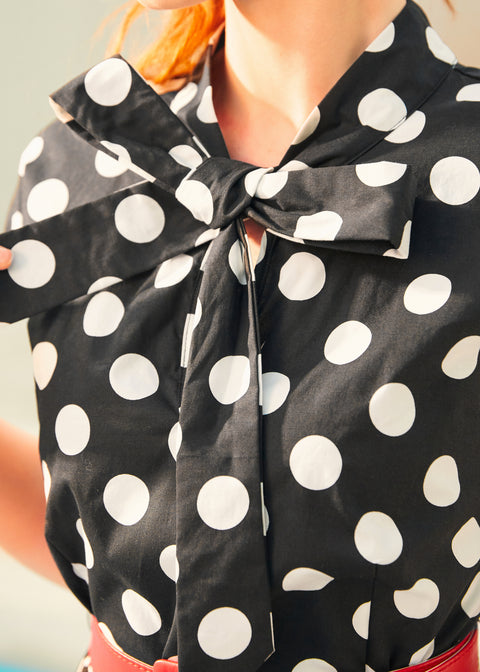 Un vestido clásico de culto con mangas cortas y cinturón.