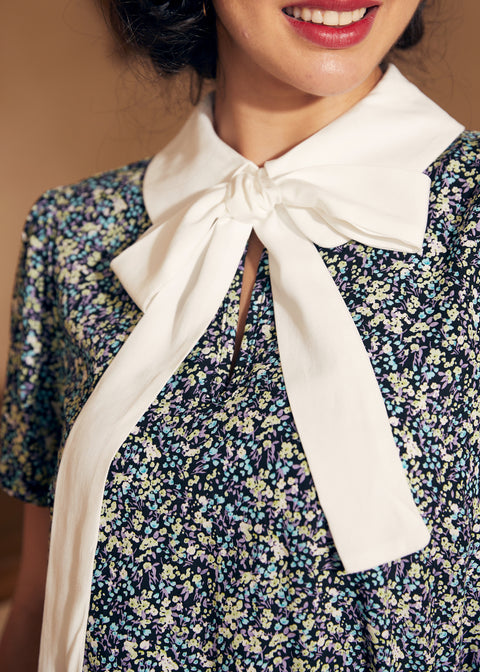 Blusa con lazo en el cuello que causa una buena primera impresión.