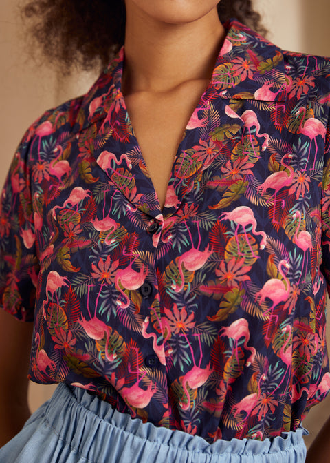 Podríamos llamarlo una camisa clásica de cuello campestre.