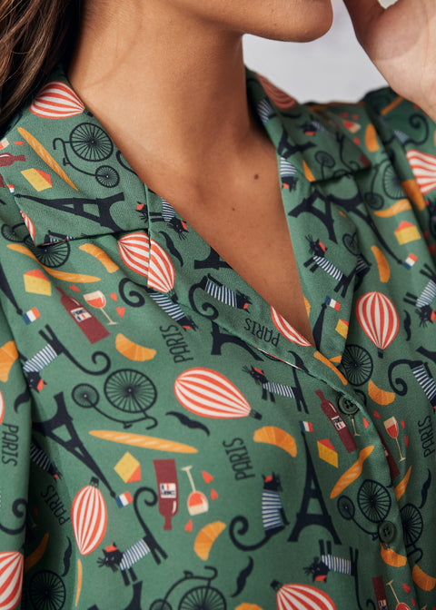 Podríamos llamarla una camisa clásica de manga larga con cuello tipo campamento.