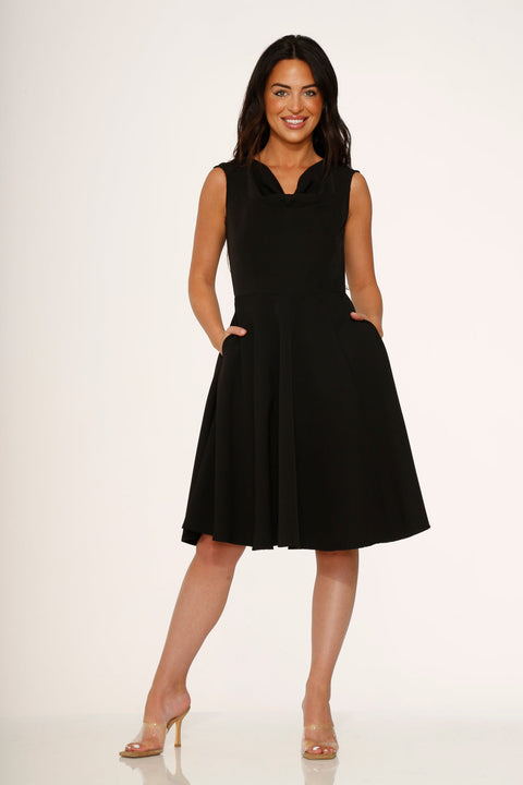 Vestido negro de corte swing