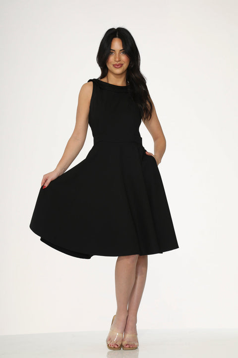 Vestido negro de corte swing