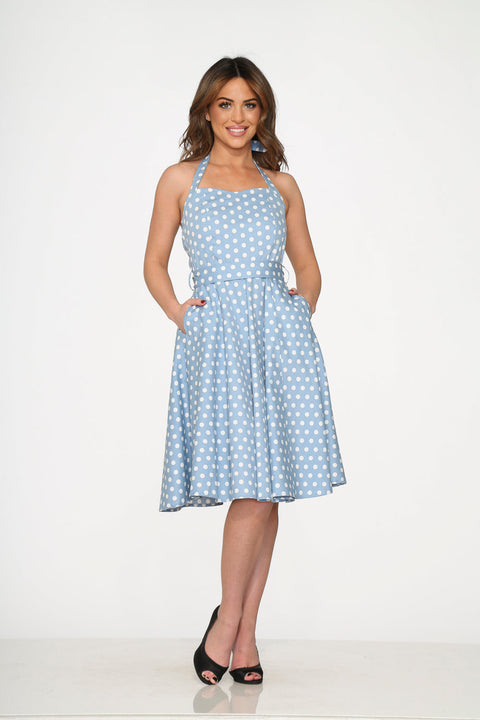 Vestido de vuelo azul claro con lunares blancos