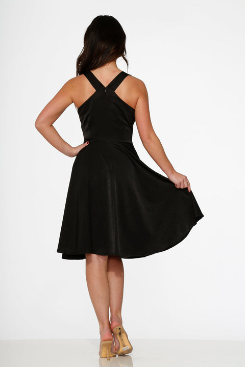 Vestido negro de corte swing