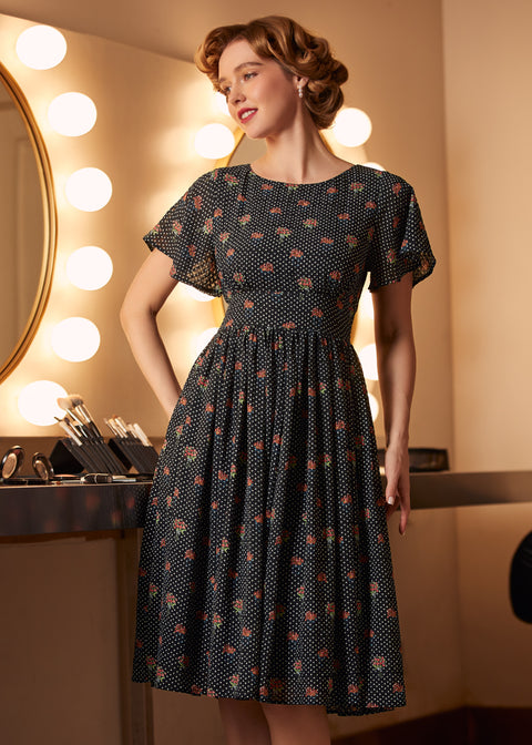 Vestido con mangas tipo capa de Sonrisas y Lágrimas