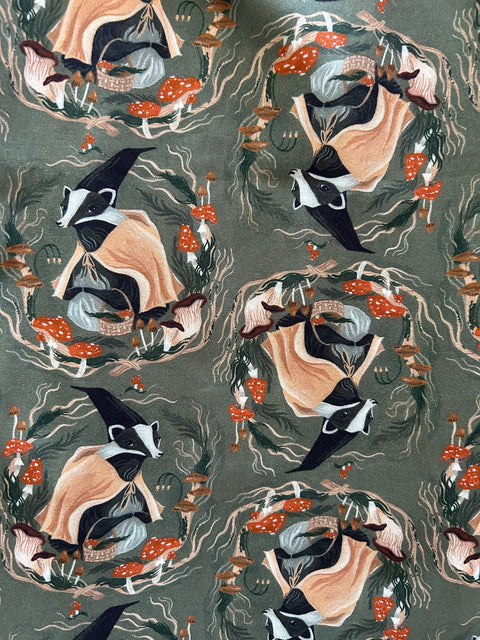 Tejones con vestido de corte retro y falda acampanada