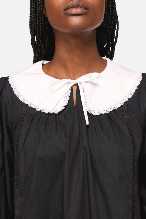 El vestido de encaje con cuello adornado