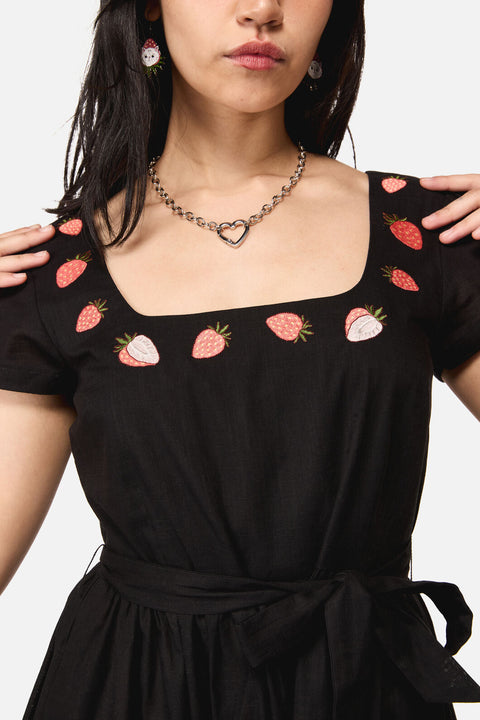 Vestido bordado con fresas