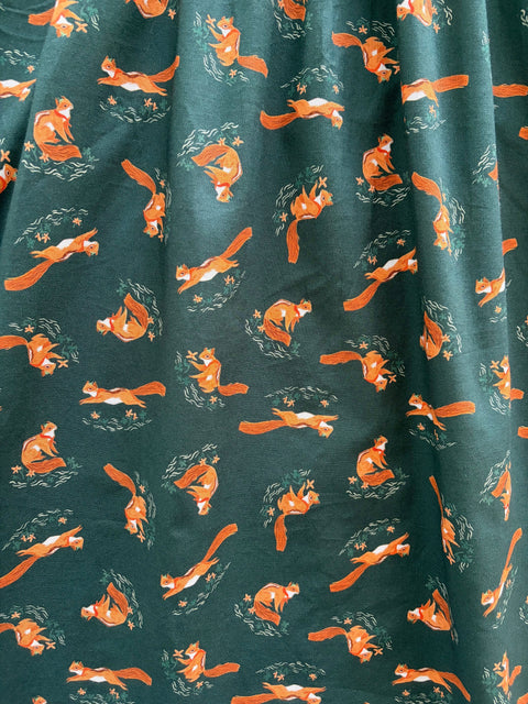 Ardillas vestidas con corte retro y falda acampanada