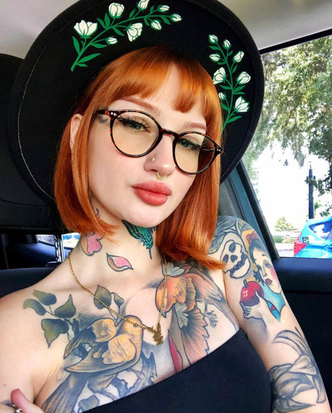 Sombrero vegano de fieltro con ala ancha y estampado floral blanco.