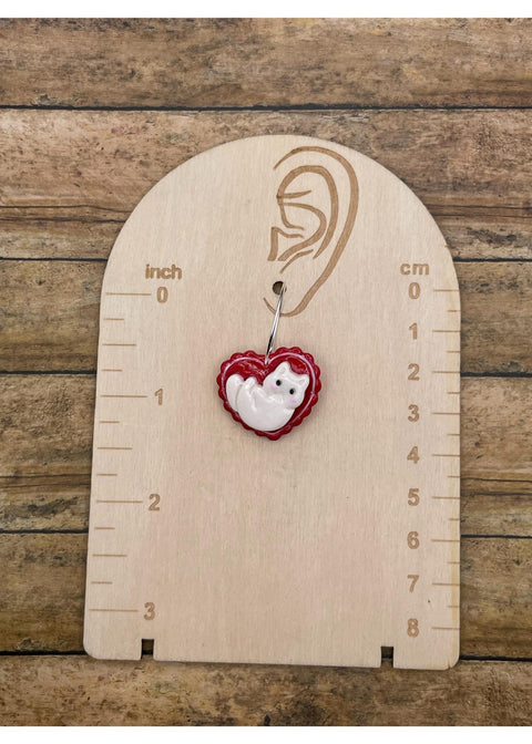 Pendientes de aro con forma de corazón de gatito ronroneando loco.