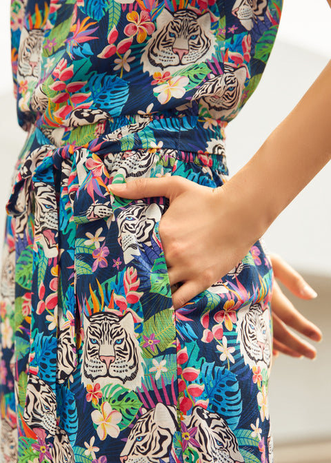 Solo agrega un pase de abordar. Pantalones de pierna ancha.