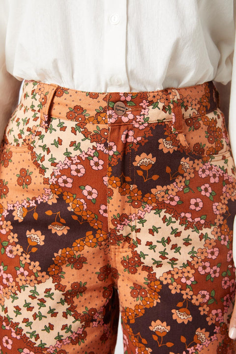 Jeans con estampado floral de retazos