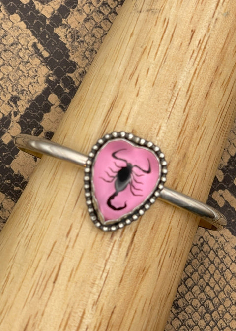 Pulsera tipo brazalete de plata de ley con corazón de escorpión