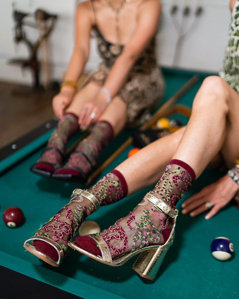 Calcetines negros transparentes con estampado floral serpentino