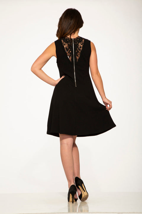 Minivestido negro de corte swing para salir de noche